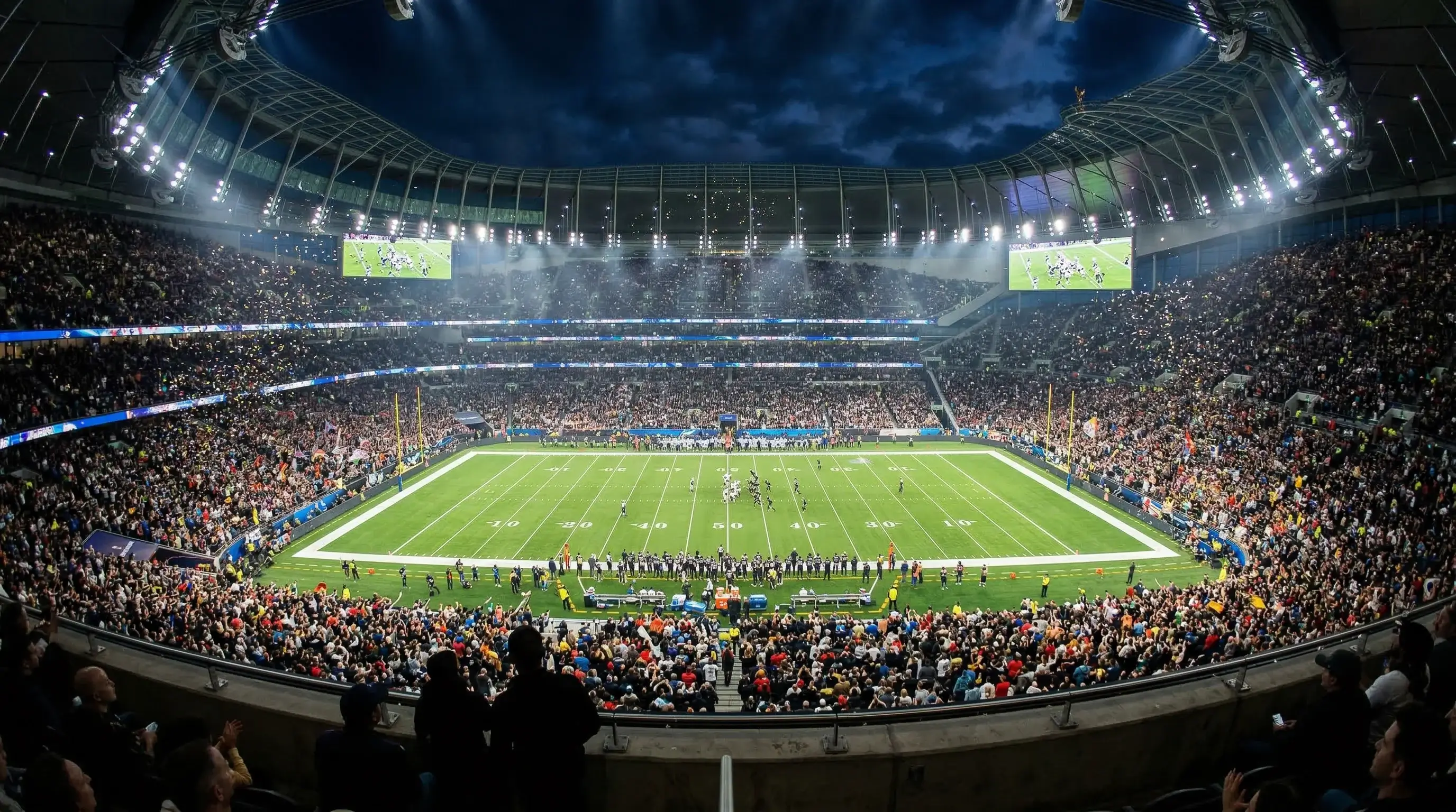 Super Bowl Wettmarkt — Blick in ein volles Football-Stadion bei einem Nachtspiel
